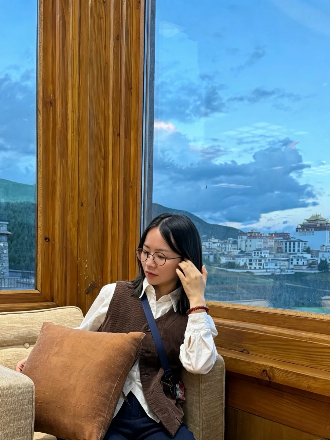 咖色上衣和靛蓝色牛仔裤最配呀！