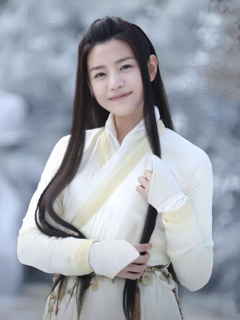 同样是演小龙女，
有人靠清冷气质成几代人的白月光，
有人因气质错配加造型翻车成全网笑柄。
 
李若彤自带疏离感，刘亦菲一身仙气，往那一站就是不食人间烟火的古墓派传人。

陈妍希本是甜妹长相，邻家感满满，硬凹清冷女神，本身就差了十万八千里，再加上鸡腿头、蚊帐衣的拖后腿，直接跑偏到十万八千里。

一边是