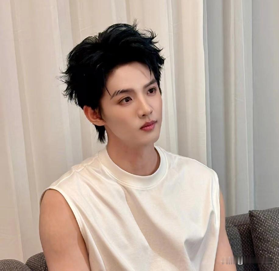 12月31日，周峻纬在2025年最后一天，干了一件大事儿，那就是他把父...