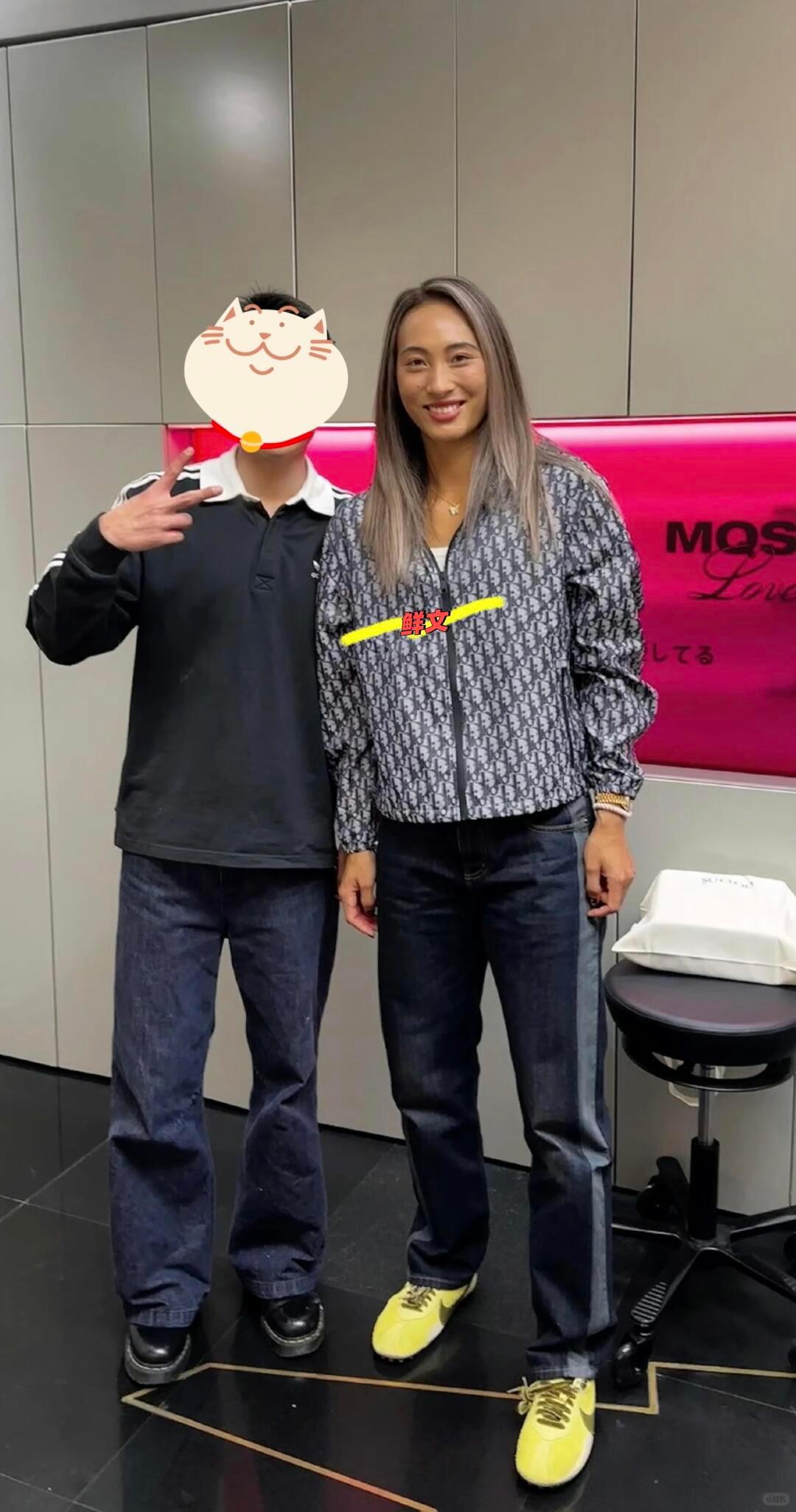 #郑钦文换新发色了#郑钦文夺冠之后第一件事居然是跑去染头发！终于搞定心心念念的灰紫挑染，冷调的颜色看着超亮眼。之前跟发型师沟通踩坑，想要灰色结果染成黄黄的，一直耿耿于怀，夺冠立马安排，算是给自己的冠军奖励。

赛场上在球场狠狠发力，气场拉满，私下里就是会纠结发色、爱打扮的女孩子。谁说 ​