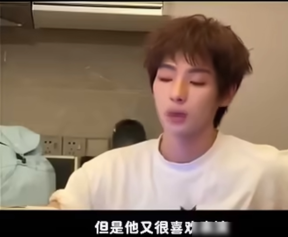 娱乐圈最残酷的潜规则，是老实人活该吃亏，直到郭晓东把一个26岁的小伙硬生生惹哭了。
《披荆斩棘》录制现场，颜安当众哭得稀里哗啦，不为自己，就为郭晓东。
老郭太闷，不争镜头，不抢台词，习惯性往角落缩。这不就是职场里最吃亏的那拨人？干最累的活，却不好意思邀功，光等别人来挑。
颜安看着他，纯粹在照镜