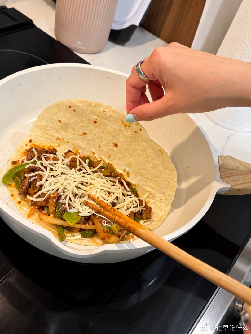家里断零食一周了，瘦了五斤。
最近还一直以黑五就要来了遏制买衣服的冲动。
周末活动大多数都是户外lsd或者hiking。
最近很爱吃墨西哥菜，在家复刻quesadilla大成功。
如此🈲玉的九月。
（但依然在睡前看吃播，汤火功夫，我什么时候才能吃上汤火功夫） ​