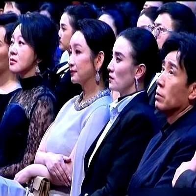 刚在长春电影节拿完影帝，十天前去金鹰走红毯，转头又赶去飞天奖。

台前看着光鲜，台下全在硬撑。飞天奖内场镜头扫过去，郭京飞靠在椅背上闭着眼喘气，蒋奇明化了妆也盖不住黑眼圈，眼神发直，脸都是木的。

这不是敬业，纯粹就是透支。

电影节和电视奖全扎堆在这一个月，主办方要排面到处抢人，剧组要赶进度抢档期