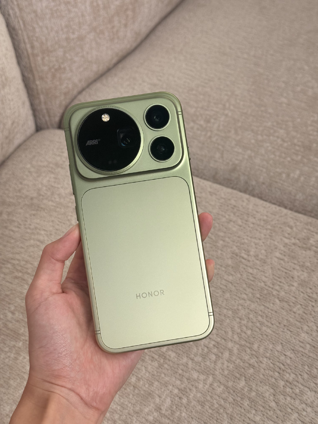 好多人说荣耀 Magic9 Pro Max 果里果气？拿iPhone 17 Pro Max 对比了下，背板、尺寸像，但摄像模组一眼就能看出差别。 ​