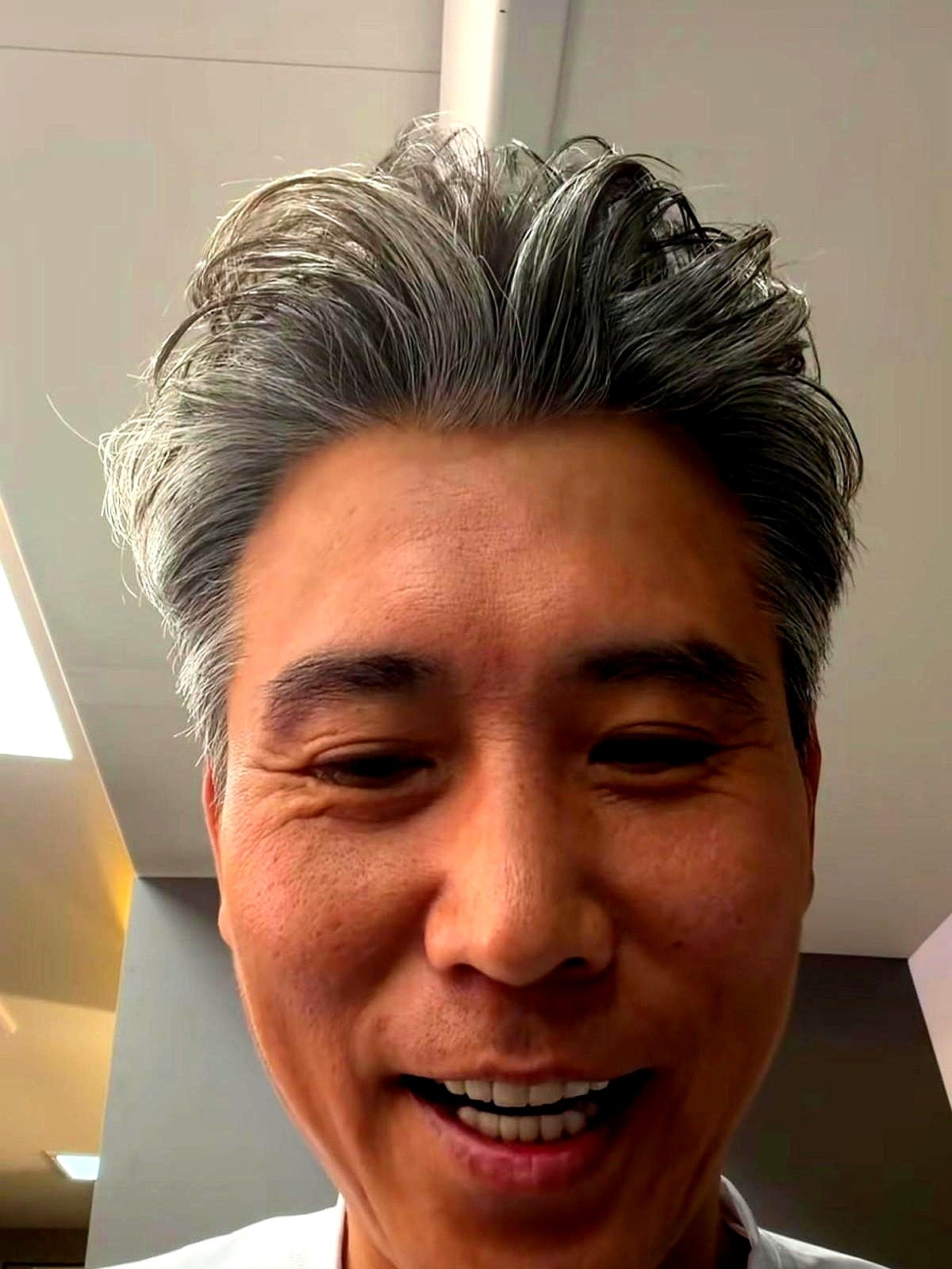 50岁的李乃文把女明星的工具包当成刮胡刀往脸上怼的时候，陈赫在旁边笑得直不起腰。

这位在戏里连眼睫毛全是戏的老戏骨，一进综艺游戏场就彻底懵了。吊威亚像块僵硬的木板，拼个豆子眼珠子都快瞪掉出来，还在录制现场转圈迷路。

本来是被陈赫拉来放松的，他偏要死磕规则。别人都在玩梗做效果，他满脸涨红地在那儿较