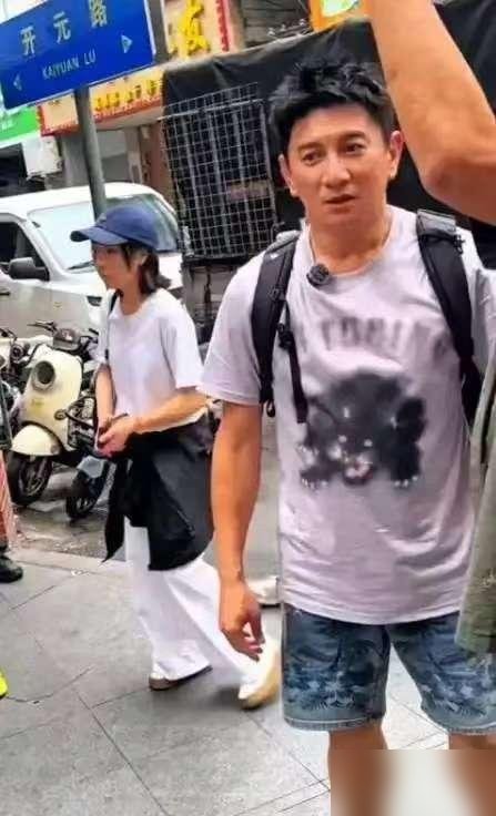 吴奇隆被问为啥不拍戏，直接回了四个字：不拍了。
这话搁别人嘴里是过气，搁他嘴里，是底气。
他早就不靠片酬活了。餐饮、稻草熊、一堆公司，钱滚钱，早财富自由。
现在呢？转头去做短剧，闷声搞幕后，还准备开个人演唱会。
别人挤破头抢戏拍，他直接掀桌子不玩了。
财富自由最大的体面，就是能对不喜欢的事