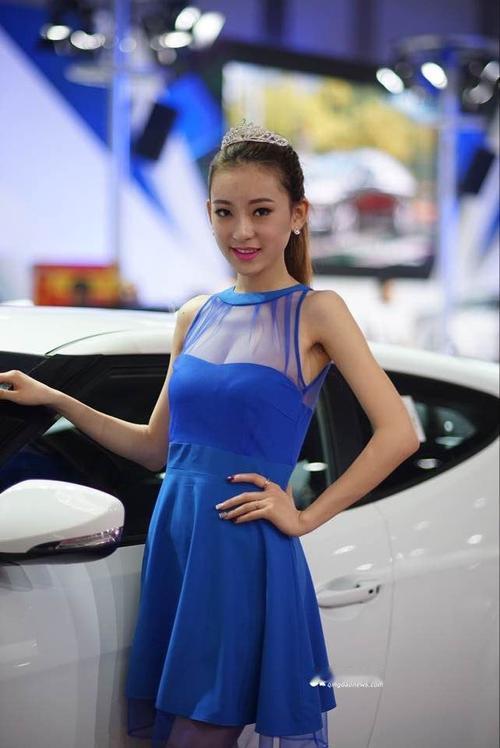 嫁到婆婆公公家伺候婆婆公公了吗? 现在还有人纠结婚后要不要伺候公婆，这事儿得分两头看。从法律上讲，《婚姻法》和《老年人权益保障法》都没规定儿媳有伺候公婆的义务，赡养是子女的事儿。
但从道德和传统观念看，孝顺是美德，儿媳可能会被期望在公婆需要时帮衬。不过现在社会节奏快、观念多元，这事儿越来越因人而