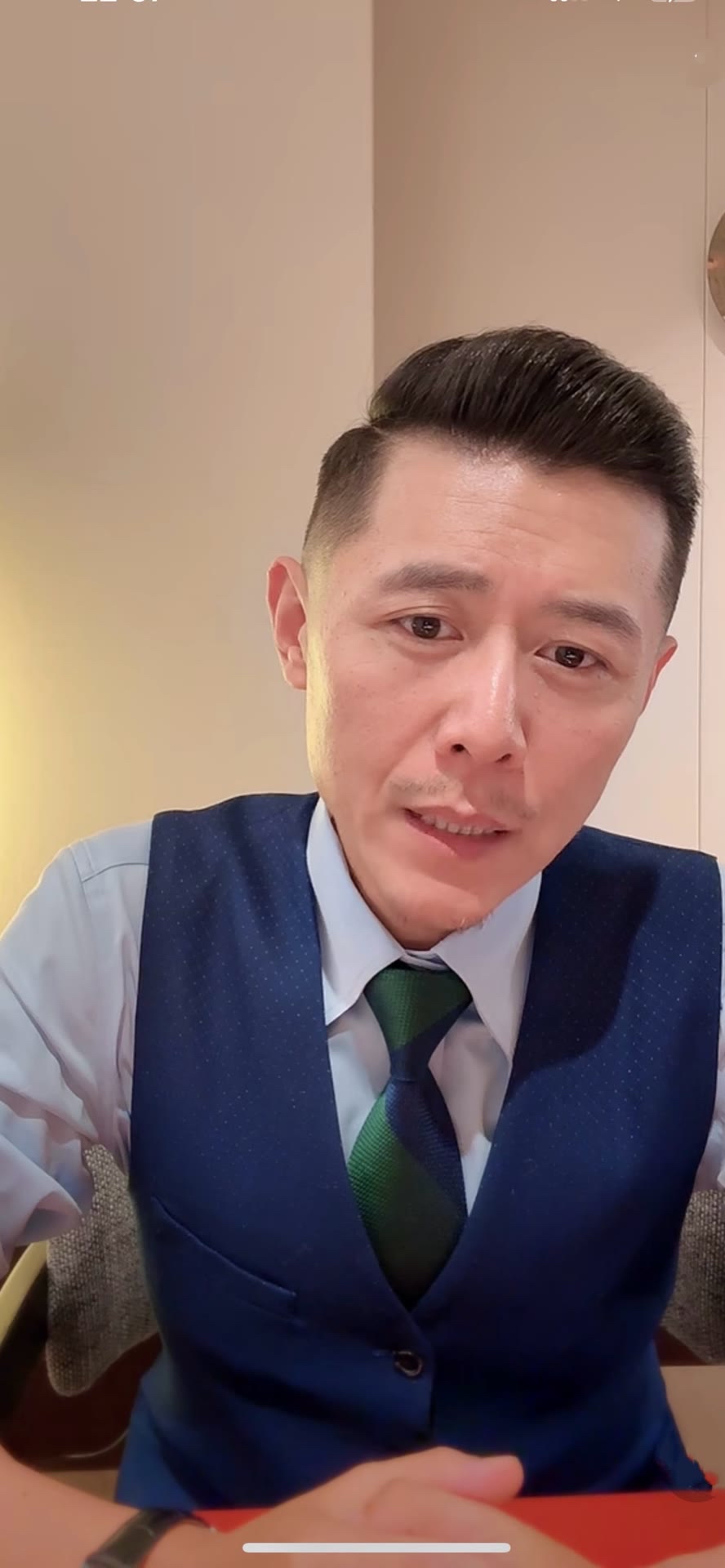 连麦男子： 冰哥，我老婆脾气差、不收拾家、对我爸妈不热情、周末光顾着自己逛街、生孩子后身材没恢复还嫌我不够浪漫……我忍了很久了，周围朋友都说我冤。她现在提离婚，我心里其实不想离，但又不甘心，你说说，我该离不该离？

大冰（没接“她错在哪”）： 你刚才连麦七分钟，前六分钟在数落她，最后四十秒才说“其实