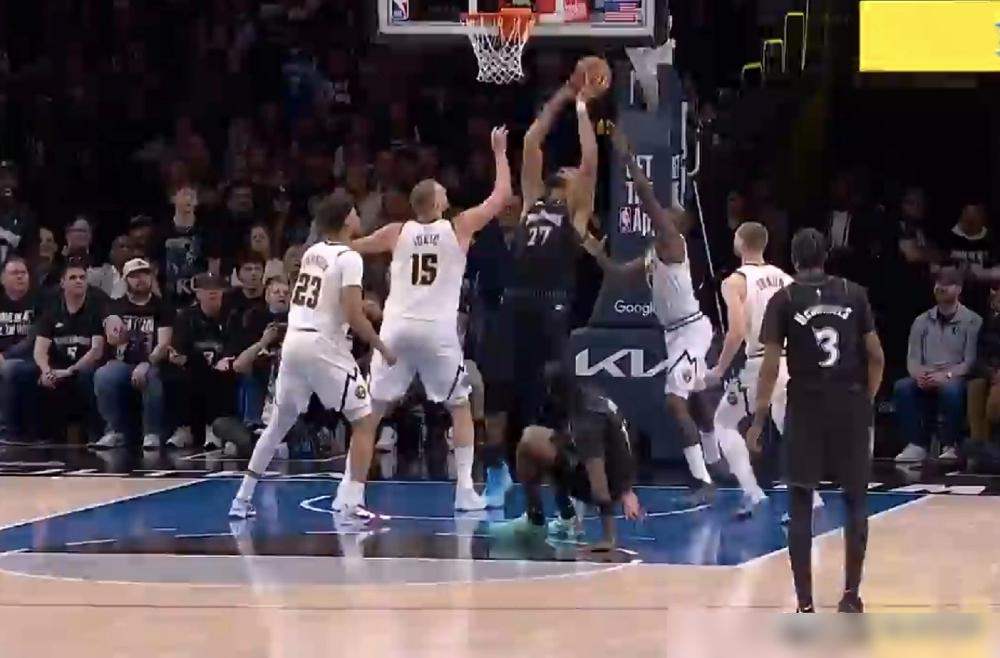 一场比赛废掉两个核心！一个跟腱撕裂，一个膝盖过度拉伸，你以为森林狼完了...