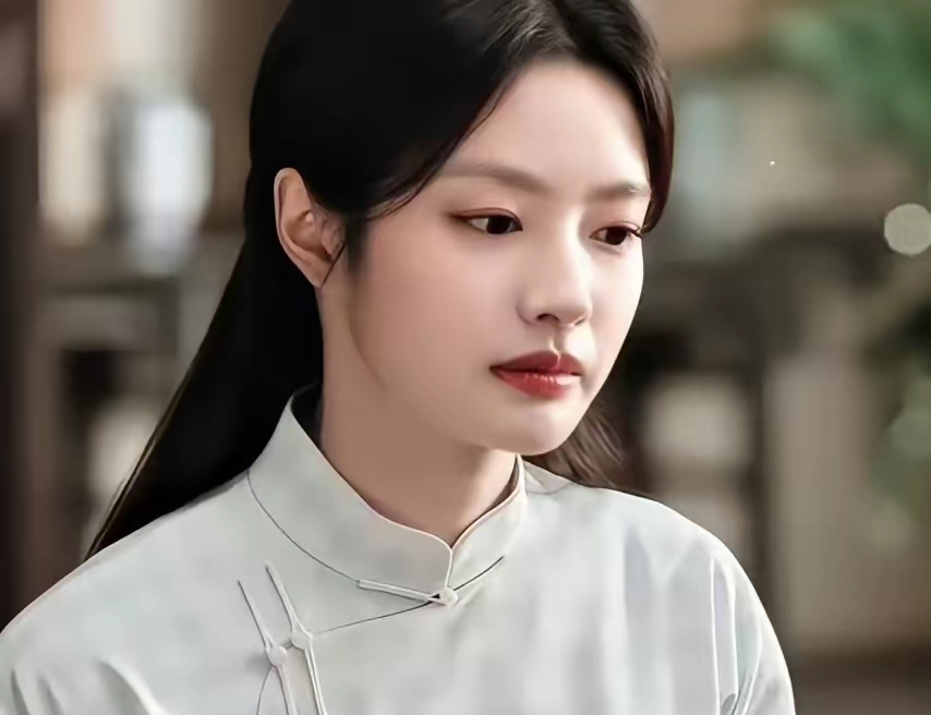 女明星里，除了任敏，我最搞不懂的人就是徐若晗。
她没有一眼惊艳的惊艳颜值，不属于镜头里抓人眼球的大美女；演技也很难让人折服，情绪爆发的戏份常常显得平淡，很难带动观众共情；就连原声台词，也一直是大家讨论的短板，气息、咬字都还有明显的进步空间。
可让人费解的是，她的资源一直很好，大女主剧本一部接着一部，