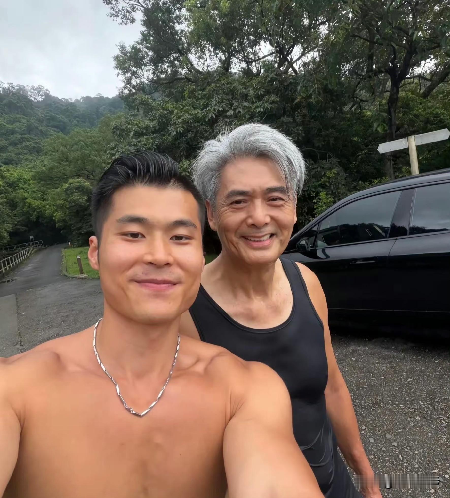 71岁周润发香港山上跑步被偶遇！银发背心，这状态你敢信？
 
一张偶遇合照在网上刷屏了。
网友在香港山上跑步时，偶遇71岁的周润发。
发哥一身黑色运动背心，头发全白了，可精神头十足，跑完一大圈依然神采奕奕，笑容特别亲切随和。
和肌肉男粉丝并肩自拍，腰板笔直，身材线条完全不像七十多岁的人。
从年轻帅到
