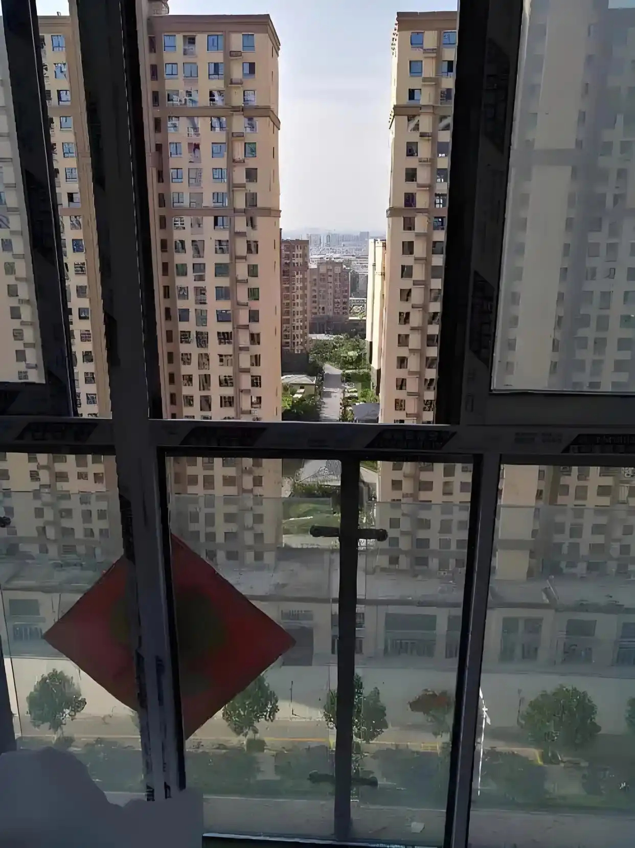 两栋高楼之间一条窄缝，正对你家窗户，叫“天斩煞”。窄缝像一把刀劈下来，住在对面的人容易头痛、失眠、犯小人。化解：窗户上挂一个葫芦，或者摆一盆仙人掌（放外侧）。 ​​​