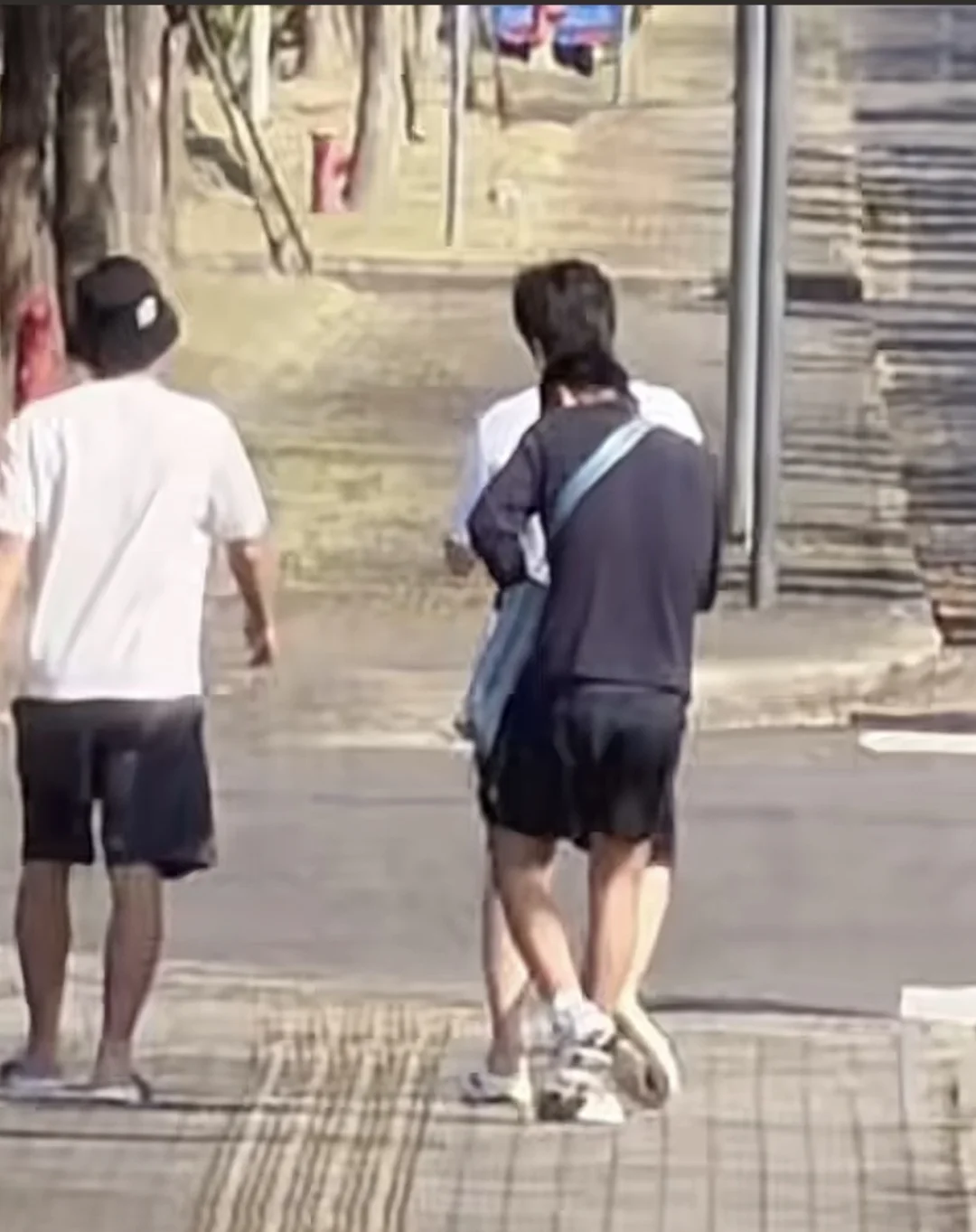 好想把那个理发师抓去，在给哥整个可爱锅盖