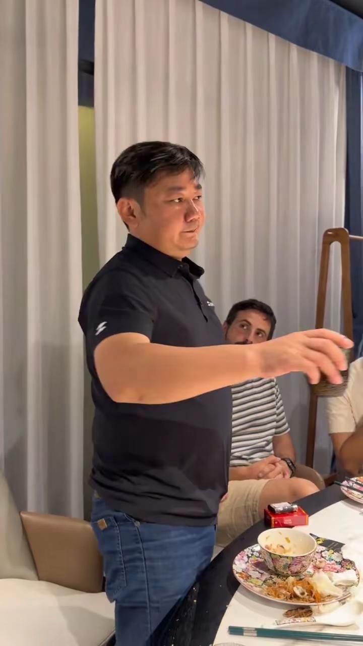 饭局上的眼神没有玩笑，把中国摩托车的野心直白摊开，“我相信我们能一起创造牛逼”。张雪机车 国产摩托冲出世界 MXGP
