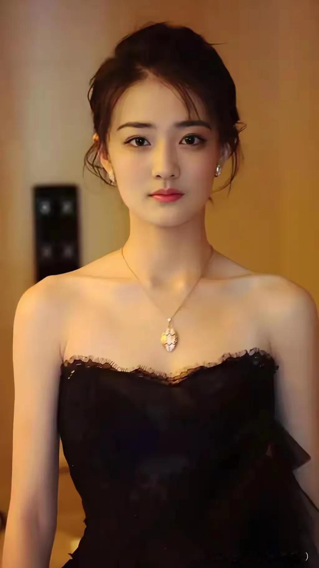 徐璐真的是美得各有千秋！她盘发时那妩媚动人的模样，一双电眼仿佛藏着碎星...