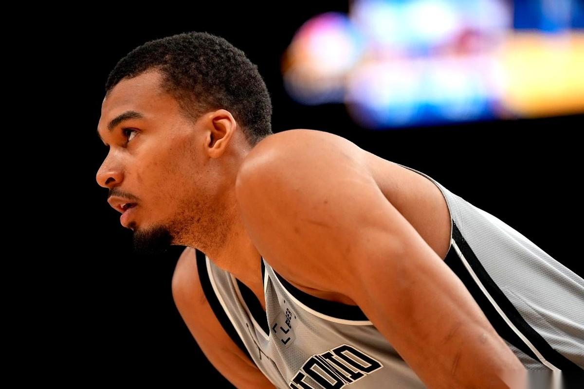 “文班亚马G4也不上！” 消息一出，马刺队医这操作，直接看傻全联盟！ ...