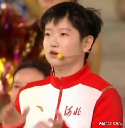 为了看莎莎，看完河北第十七届运动会开幕式整个过程。

从领导讲话到领导致辞，再到节目表演，最后终于看到十七名世界冠军火炬手来到现场。

莎莎第六棒火炬手，身穿队服，瘦瘦的，化了淡妆，英姿飒爽，又美又可爱。

最后一棒火炬手是梁靖崑，河北兄妹携手为家乡运动会加油。

作为河北人，祝河北运动会圆满完成，