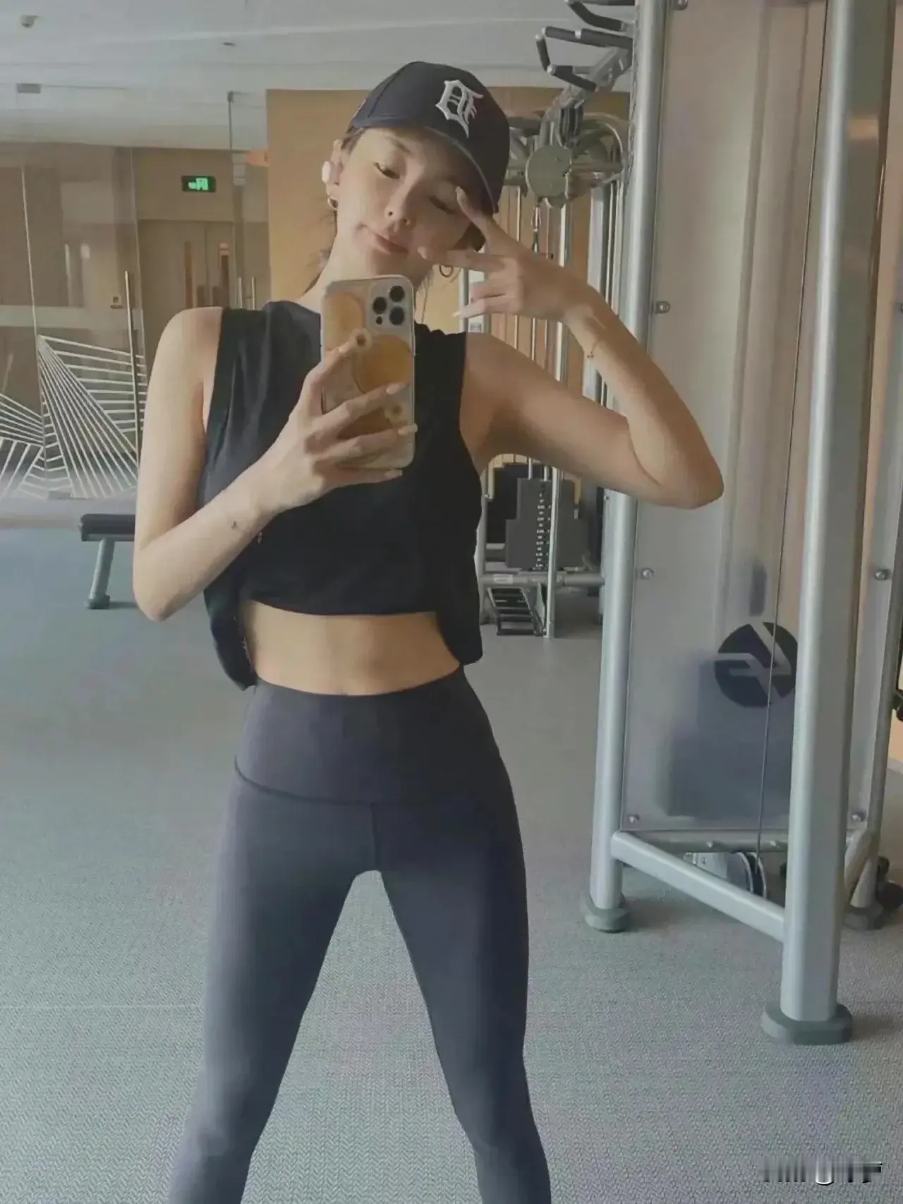 张雨绮晒健身照真的很惊艳。34岁还是两个孩子的妈，身材却零赘肉，这自律...