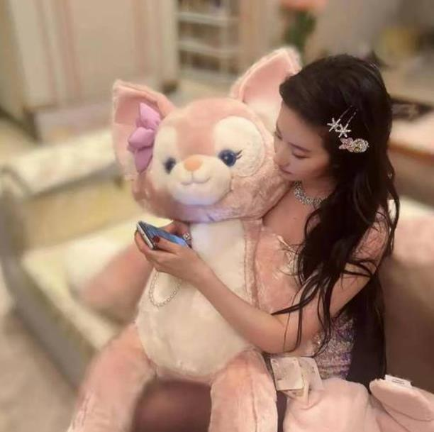 刘亦菲这组黑丝照一出，全网都炸了。 别人穿黑丝是性感出击，她穿出来却是...