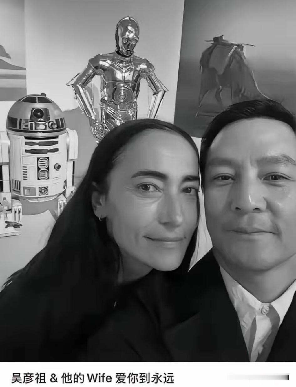 吴彦祖曾说过，他有十年没有碰过他的老婆了。
一开始大家都不理解他的这句话，直到看到他和他老婆的合影才懂，这哪是夫妻，这分明是兄弟啊！
看到评论区才真的笑崩了，有网友竟然说吴彦祖的老婆是动力火车！
该说不说，要不是她和吴彦祖有合照，大家应该更愿意相信她是动力火车吧！
也有人质疑她，为什么那么有钱，却不