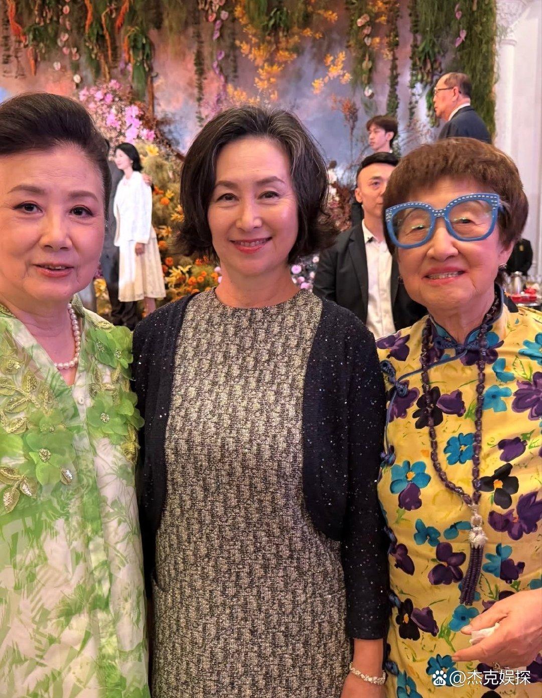 何超琼出席弟弟何猷君的婚礼答谢宴，她穿着一条小短裙，留着一头短发，身材丰腴，状态看起来超好。即使有了白头发，脸上也有了明显的皱纹，但是属于自然衰老，让人觉得很舒服！ ​