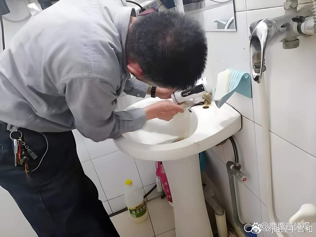家里水管坏了，叫了物业来修。 
师傅是个四十多岁的大叔，操着宿州口音，一边修一边跟我聊天。 
他说他来合肥十几年了，孩子在合肥上学，成绩不错。 
我说那挺好的。 
他说就是没钱买房，租房子住。 
我说都一样，慢慢来。 
他修好水管，收了五十块工钱，我说谢谢。 
他走的时候说：“年轻人，加油搞。 ​