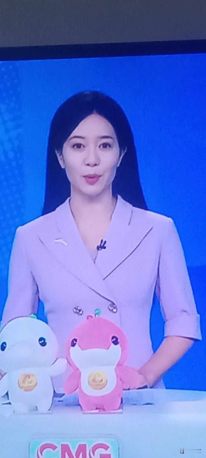 我肯定会被肤白貌美的小姐姐吸引啊！精心的时尚搭配简直是加分利器。就说卡...