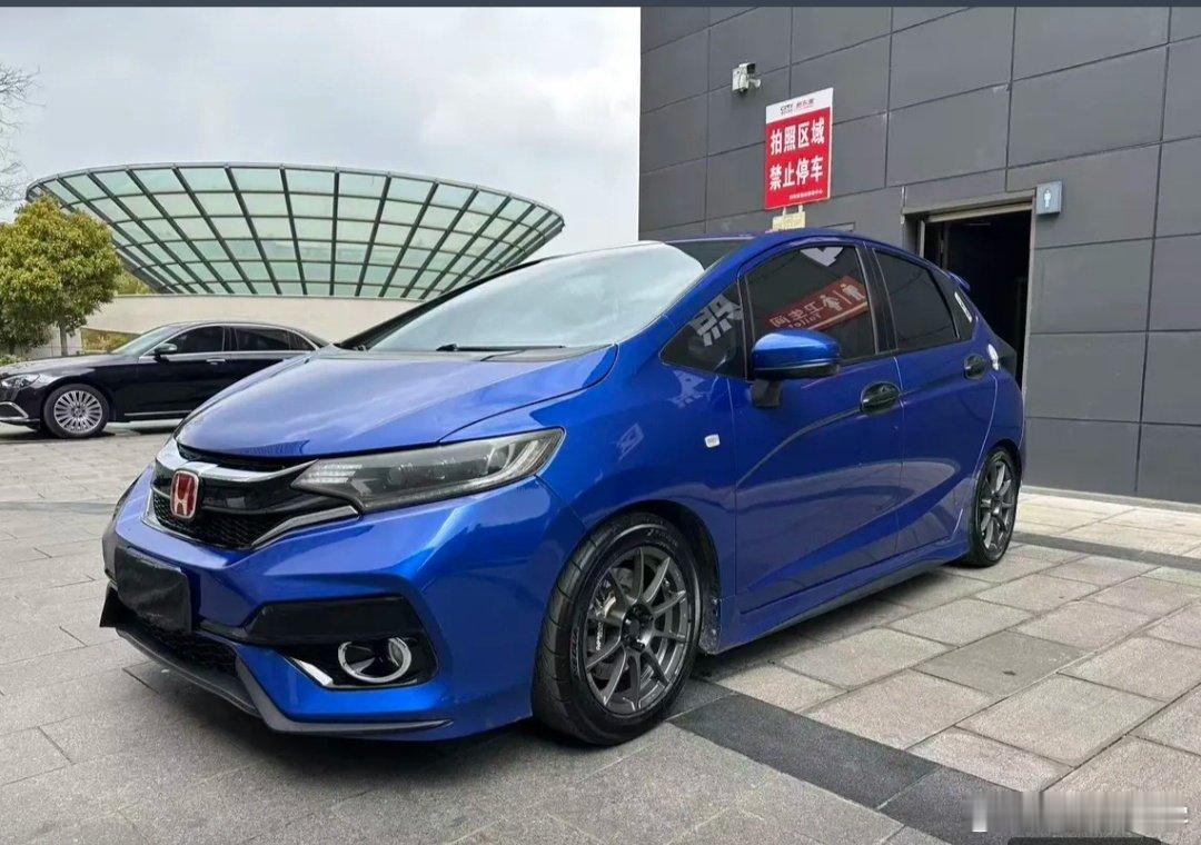 功夫档GK5，不愧是平民超跑
​真的是一台让人非常快乐的车
​HONDA的同级别车型总是相比其他品牌车型更有乐趣#本田飞度gk5##本田# ​