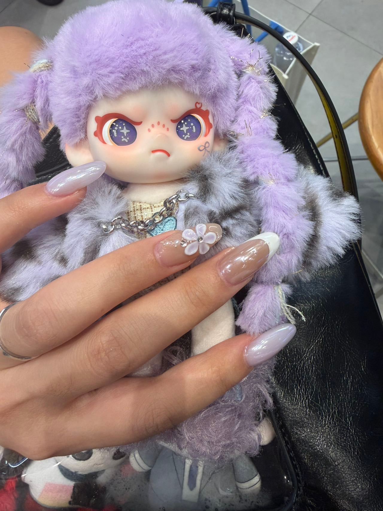 #NINA沈佳润[超话]#💜 #沈佳润二专whynotme# 
贝贝们，看看俺新做的美甲，今天做了紫色的美甲，然后逛街的时候看到个紫色挂件觉得很好看，就问导购有没有，导购说这个盲盒只剩最后一个了，我就买了，啊啊啊啊，我就抽到了！！！！紫色💜💜💜💜💜💜💜💜💜💜💜的！！！
 ​