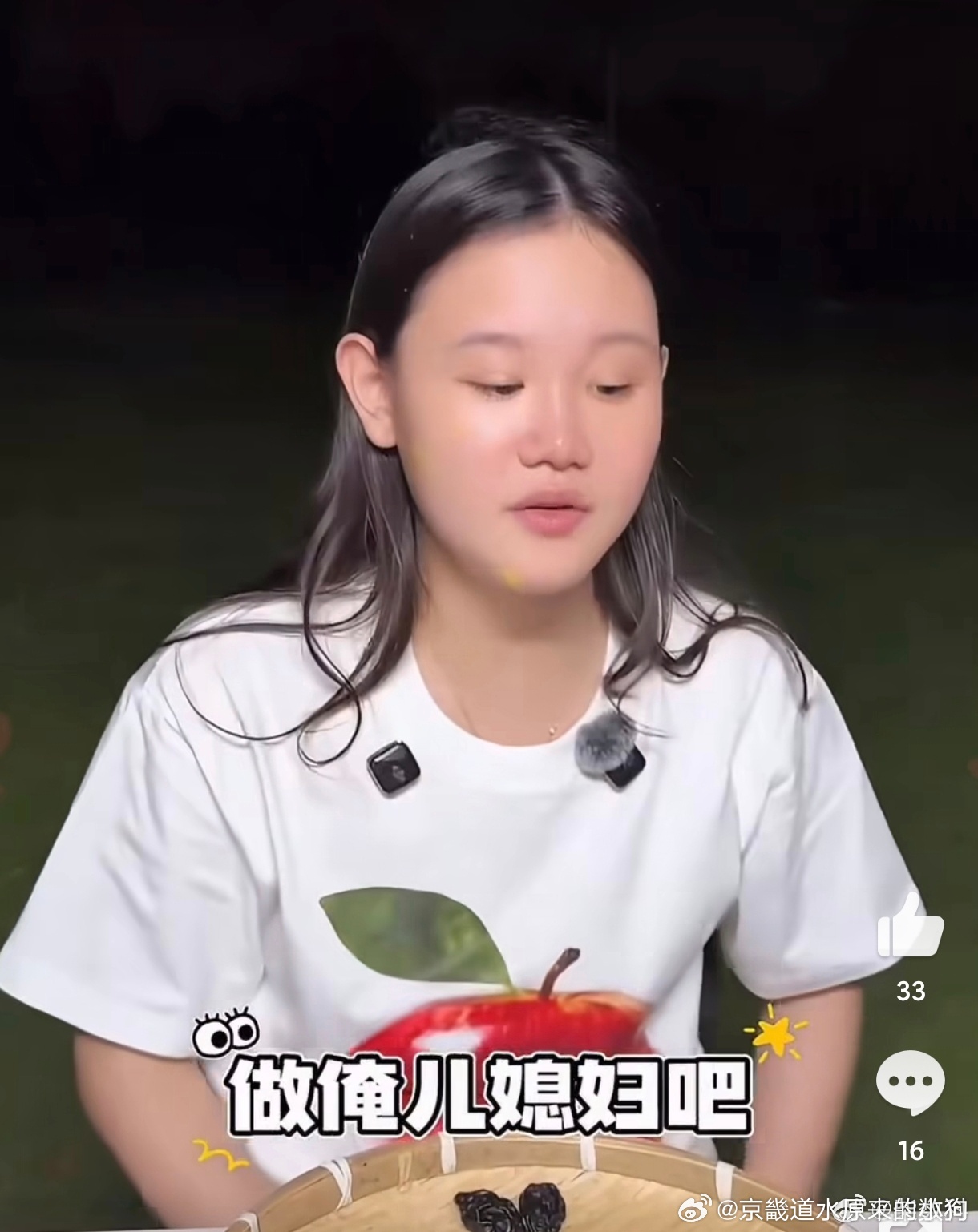 #张家齐回应做儿媳妇调侃##娱乐# 张家齐笑着回应“儿媳妇这个事情你得让你孩子自己来，没准他还不喜欢我呢”，随后补充“每个人都有选择恋爱的权利，感情是两个人的事”。
话术拆解：不直接拒绝或迎合，而是点明婚姻必须由当事人自主决定，长辈不能单方面指定。既守住边界，又给足对方面子。
延伸表态 ​