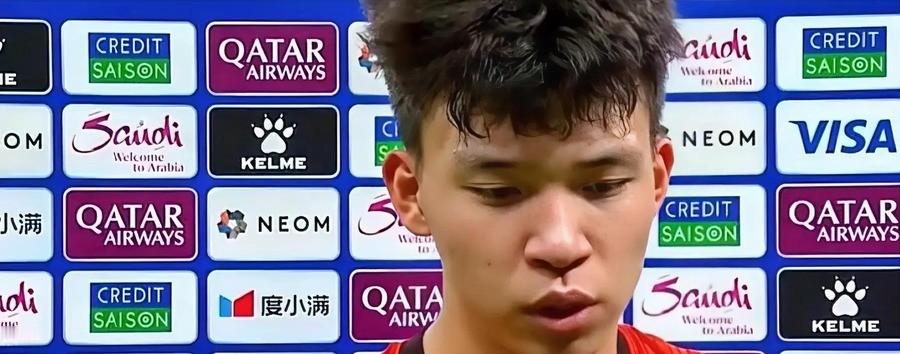 李昊扑出两点球对手气得扔水瓶，王钰栋腰被顶伤还轰世界波，U23国足点球6-5拿下铜牌，28年了，中国男足终于又站上亚运领奖台
乌兹别克斯坦门将一把抓起李昊放在球门边的水瓶，狠狠扔上看台。那瓶身上贴着的手写纸条，密密麻麻记着对手每一个罚球手的射门习惯。他以为扔掉的是中国队的底牌。
李昊站在原地，连看都