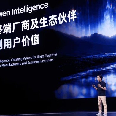 9月22日云栖大会，阿里正式发布AI手机全栈方案Qwen Intelligence，荣耀新机会成为第一批搭载的机型。
 
这套方案有三大Agent，分工很清晰。Mobile Planner Agent相当于手机的AI大脑，看懂用户指令之后拆分任务，过程里还能灵活调整计划。Mobile-Use Age