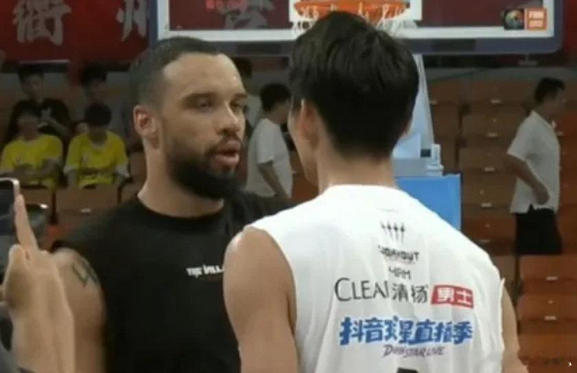 百分大战：狄龙-布鲁克斯末节发力，101-79战胜白晶

昨日百分大战，NBA太阳球星狄龙-布鲁克斯对阵中国野球球员白晶。

最终，狄龙-布鲁克斯末节发力，101-79战胜白晶。#上虎扑搜篮球资讯# ​