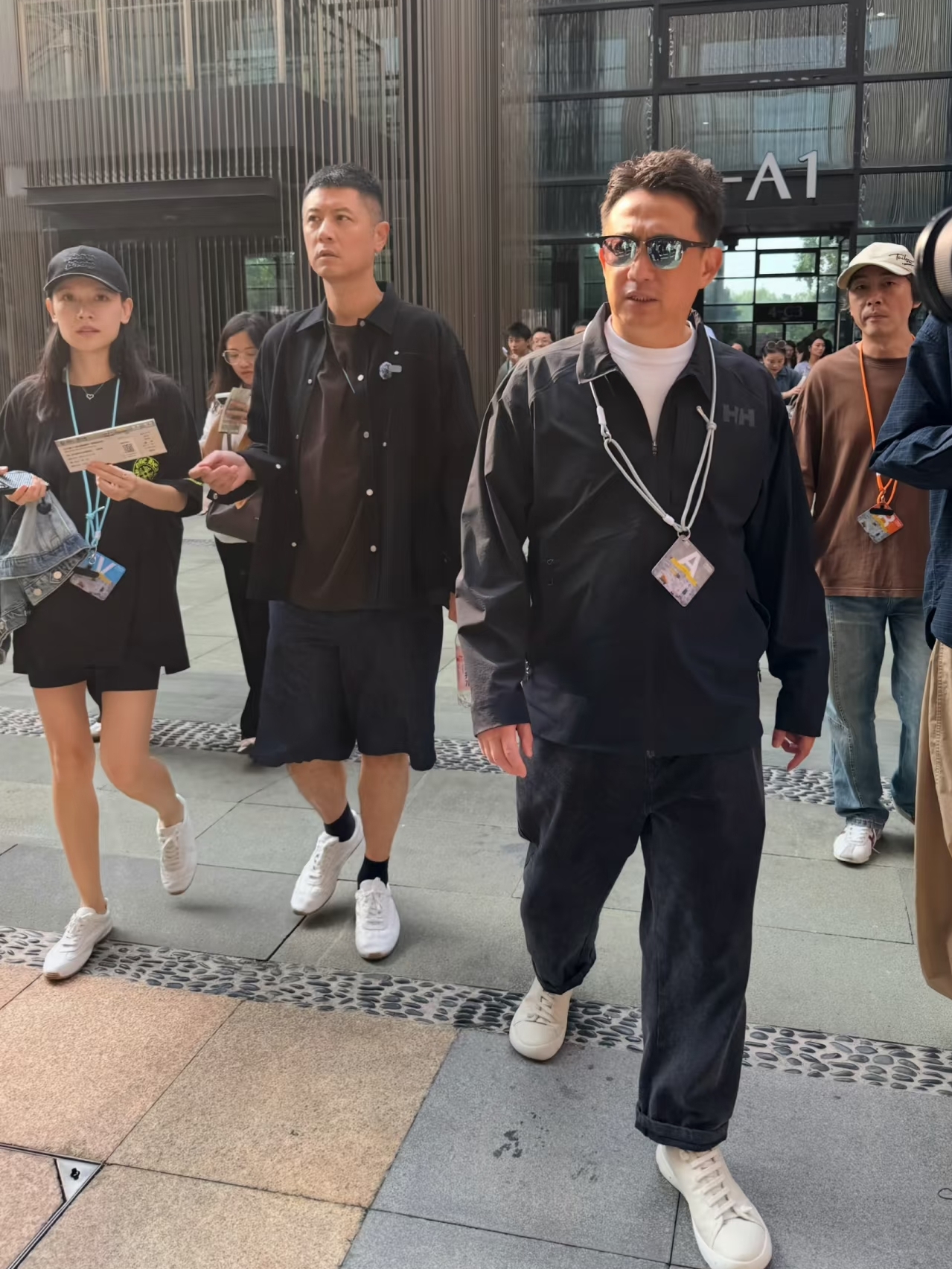 任重孙骁骁和黄磊现身乌镇戏剧节，他们关系还挺好的！有一说一，任重和黄磊都算是京圈的演员，早年一起拍过戏，比如婚姻保卫战、小欢喜，算是很熟了，这次戏剧节，任重还把孙骁骁和女儿带上了，全家一起到这边放松一下，就当度个假，孙骁骁现在正怀着二胎呢，但是一点也看不出来，整个人很纤瘦，从背影看，根本不像是个孕妈