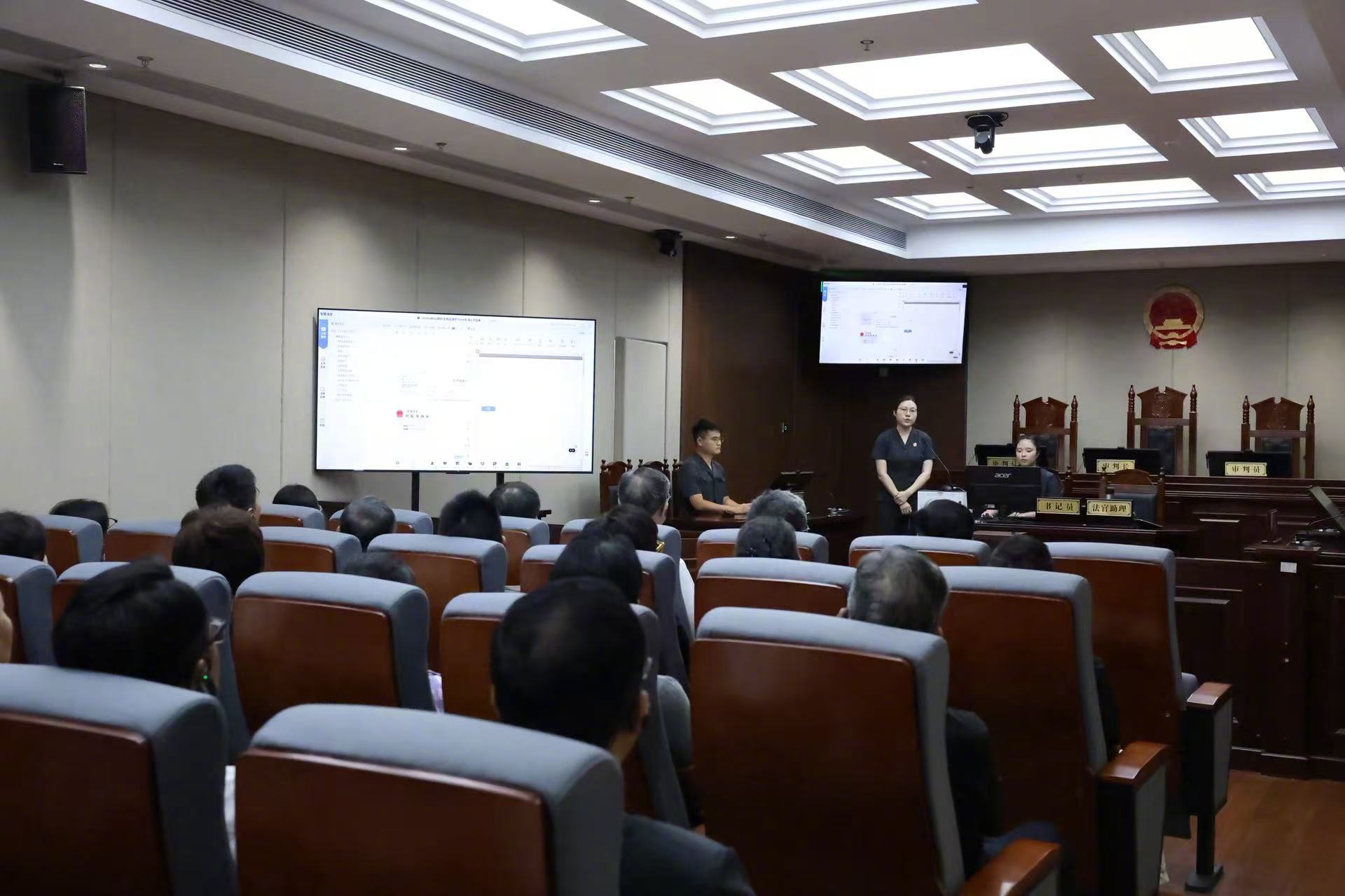 #代表委员看法院#【以变应变 人民陪审员工作在升级中贴近民心】9月1日，来自河北、辽宁、安徽、湖南、广西、云南六省、区的部分全国人大代表到安徽法院开展为期四天的专题调研。其间，法院以科技赋能司法履职、以民主夯实司法公正的创新实践，得到代表们一致认可。

在安徽省全椒县人民法院，全国人大 ​