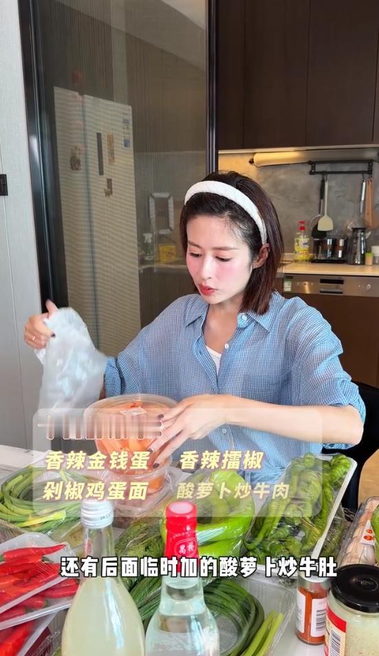 昆明拍戏的颖儿，在租来的房子里给团队小伙伴们做饭。身为湖南人的颖儿给大家做的是湘菜。说起来，和付辛博婚后在北京定居的颖儿，她平日里是不怎么下厨的。那在录制完《种地吧》综艺后，节目中展示厨艺获得夸赞的颖儿，她在做饭方面也是信心大增，用她的话来说：“真的是爱上了做湘菜”。
颖儿还是很能干的，买菜下厨都是