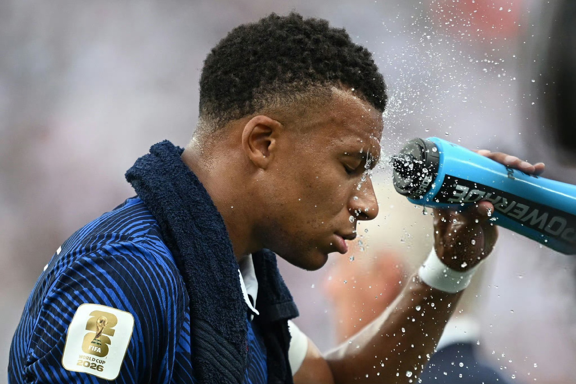 所有人 开始吟唱：🇫🇷⚔️🏎️  💪🐐🏆  ⚽👟🥇 ?...