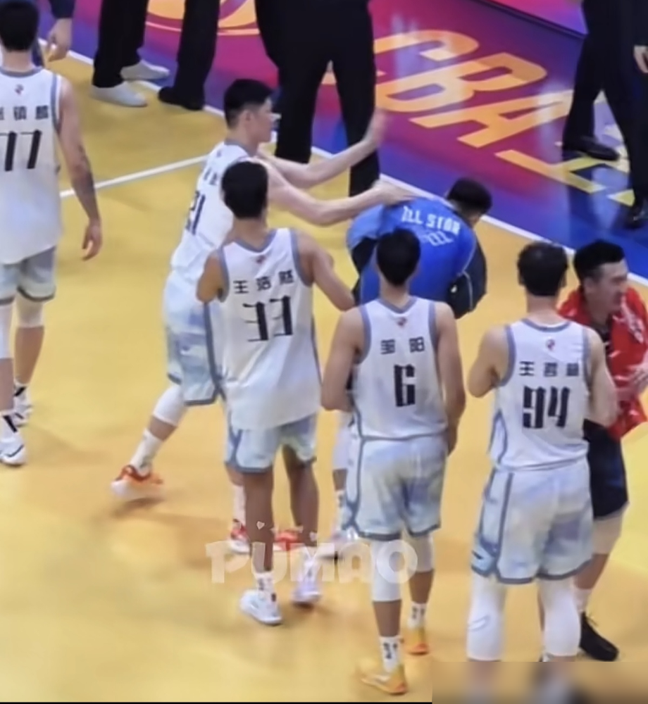 高诗岩抓挠、背后偷袭胡金秋？视频传疯了，两边球迷差点在网上直接开战。...