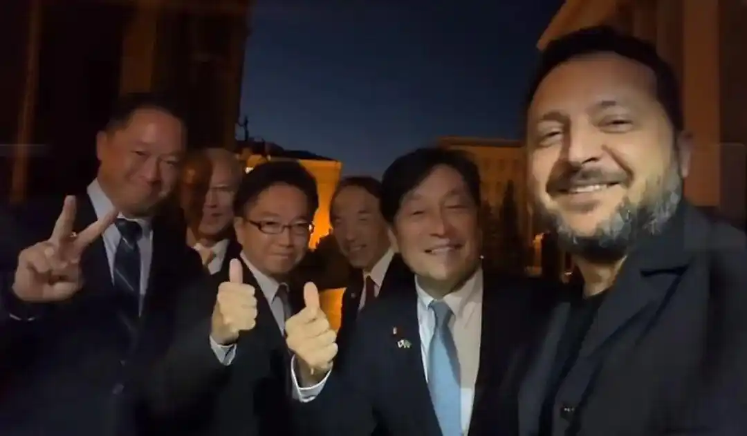 日本前防卫大臣跑到基辅签军购单，买的不是无人机，是实战经验

日本前防卫大臣小野寺五典10月1日跑到基辅，跟泽连斯基和乌克兰国防部长赫马拉见了面。会谈结束后他对着媒体说了一句话：日本政府“已决定试验性购买”乌克兰SkyFall公司的无人机。

注意他用的是“试验性购买”这个词。听着好像只是买几架回来