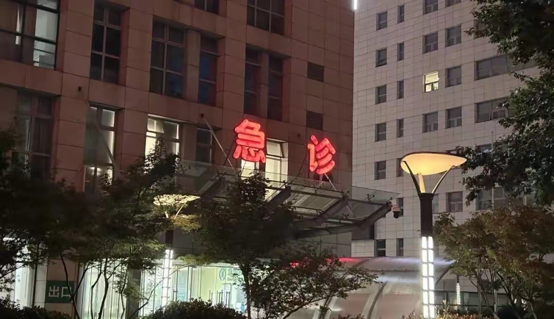 38岁青壮年险猝死！医生怒喊：这两个身体信号，千万别忍！
看完这个新闻，再也不敢随便硬扛身体不适了！
 
南京一名38岁男子，无任何基础疾病，身体素质远超普通人。
只因国庆前一次7小时连续自驾、全程不休息，直接触发致命急症！
 
发病过程极具欺骗性：
初期：双腿酸胀、背部隐痛 → 误以为劳累
中期：