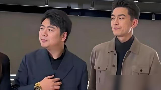 郎朗一个劲儿往中间挤，林更新直接撇嘴、翻白眼、长叹气。镜头没拍到的角落，全是人情世故。
合照环节，郎朗反复调整站位，左边挪两步，右边又侧身，硬是把林更新挤到了边上。林更新脸一垮，白眼翻得毫不遮掩，嘴里那口气叹得，隔着屏幕都听见了。
网友全在笑：这不就是公司年会合影，领导突然插进来的我。
可别真