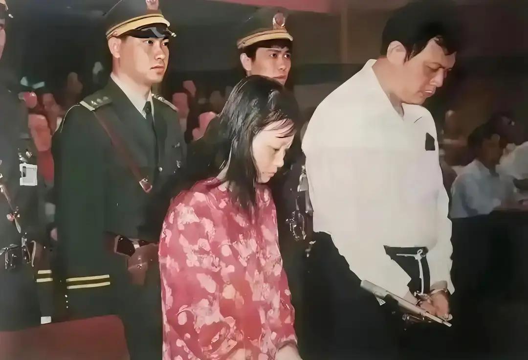 这是“海南第一贪”戚火贵与妻子符荣英在海南中级人民法院受审时被拍下的照片，他因受贿1300多万元被判死刑，有意思的是他在临刑前却表示：“我要不娶错老婆，我不会到这一步。”
 
很多人记住戚火贵，是因为他临刑前那句把锅甩给老婆的话。但回溯这个案子，真正让人脊背发凉的，不是夫妻间的相互指责，而是一个人如