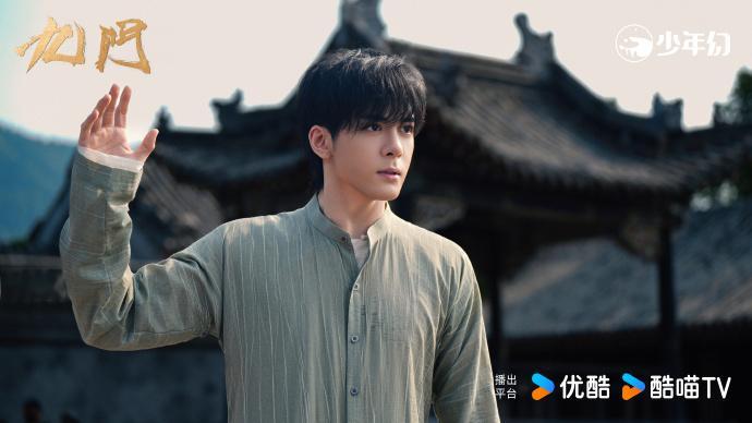 【专访柏杉｜#九门导演说看曾舜晞演戏看哭了#】#九门导演说看中曾舜晞的少年老成#对于在《九门》里选择演吴老狗，强调：选角的逻辑就是演员的气质要与角色的精神内核同频，“说白了就是合适，文字沉淀出来的和画面呈现出来的能合为一体才行。”

曾舜晞曾在“盗笔系列”中演过 ​