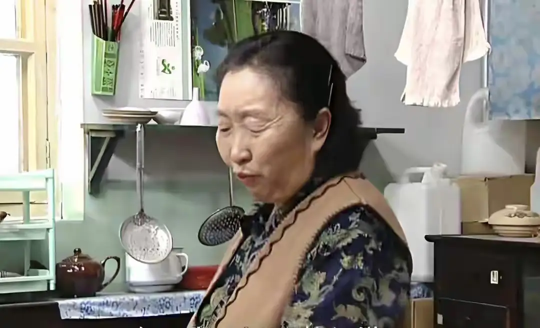 一级演员彭玉去世了，她这一生，交对了三个朋友：

第一个，倪萍。当年拍《浪漫的事》，倪萍知道彭玉爱吃油条，天天早上给她买几十根，还带她逛外贸店。一个大主持人，一点架子没有，两人处得跟亲姐妹似的。

第二个，李琦。拍《东北一家人》时，两人相差22岁演夫妻。戏外，李琦一直恭恭敬敬喊她&