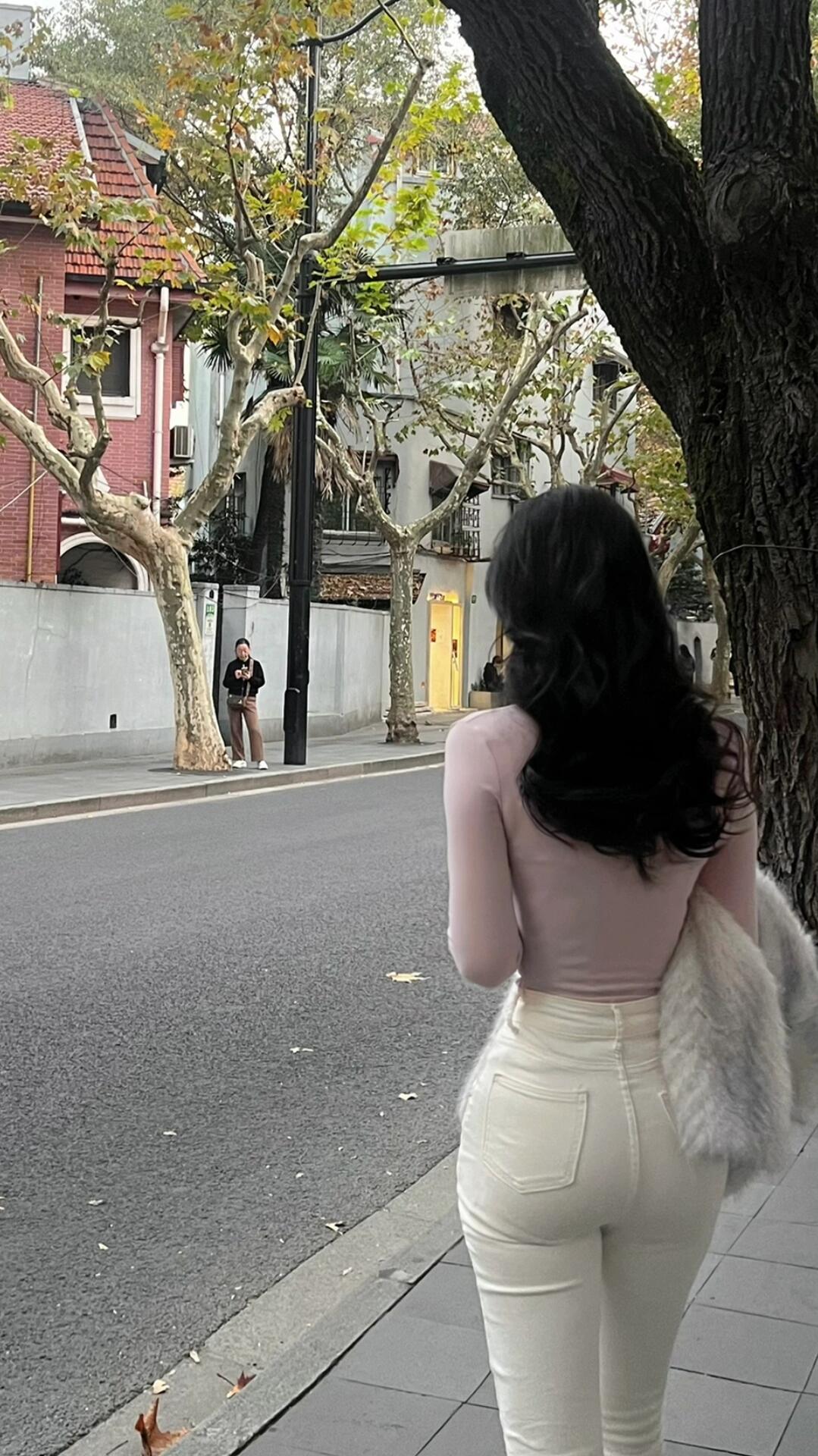 真的很喜欢 满是梧桐的街道  时光无限美好 完美搭配 每天都要显现美好的一面