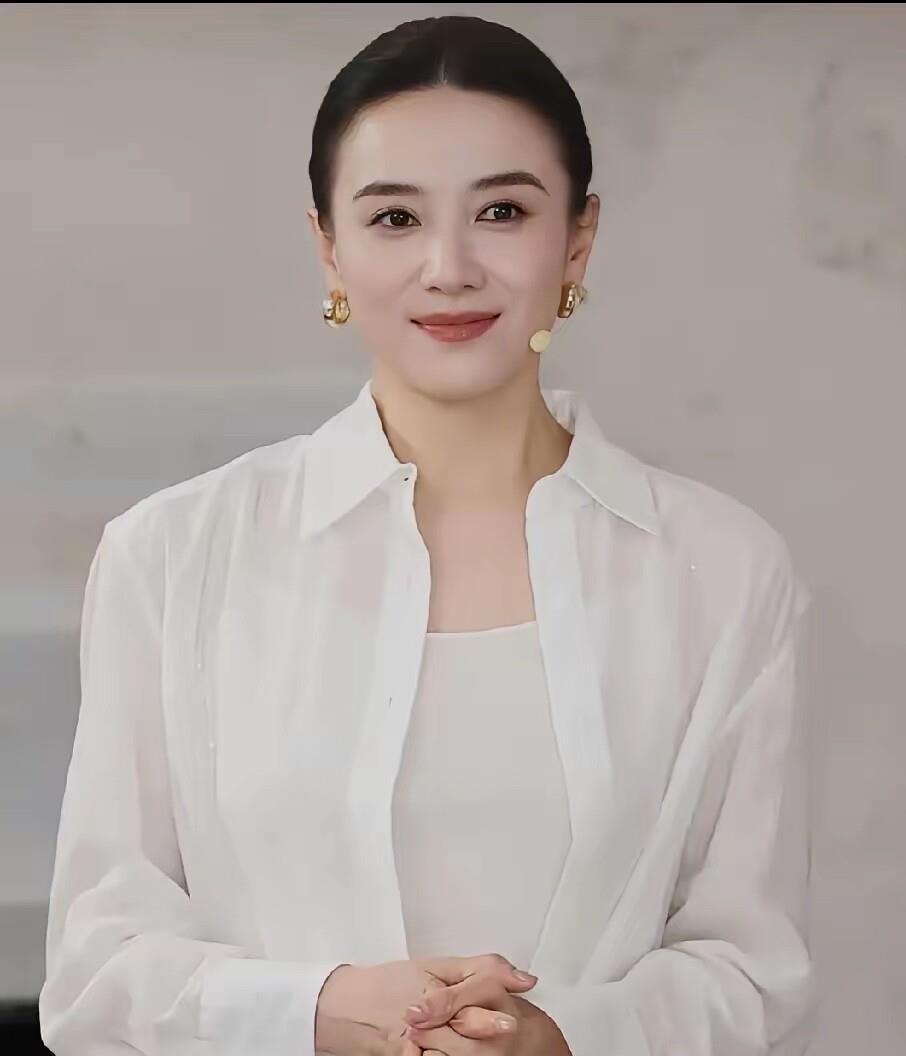 有件事，
挺让人意外的。
说出来可能没人信，连拿过两座金鸡、两座白玉兰的宋佳，都在杨天真播客里坦言，自己已经很久没进组了，而杨天真提到的一句话，更是揭开了当下影视行业最真实的一面，那就是今年剧集开机率，据说只有去年的30%，不少签了合同的演员，也可能等不到开机那天。
宋佳是谁？《悬崖》里的顾秋妍，《
