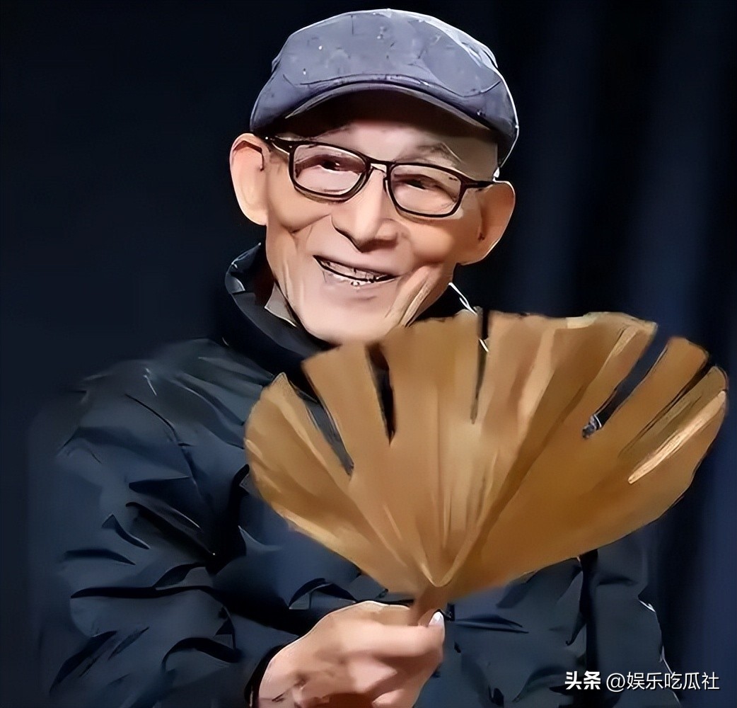 游本昌追悼会现场，挽联催人泪下，一幕景象让人倍感心寒
 
谁也没料到，一场送别老艺术家的追悼会，竟会出现令人唏嘘的场面。
 
游本昌一生淡泊，凭济公一角封神，一辈子低调行善，把演员的本分做到极致。可在他的告别仪式上，不少人借着悼念的名义博取流量，只为镜头前露一面。
 
他塑造的济公，看透世间冷暖，一