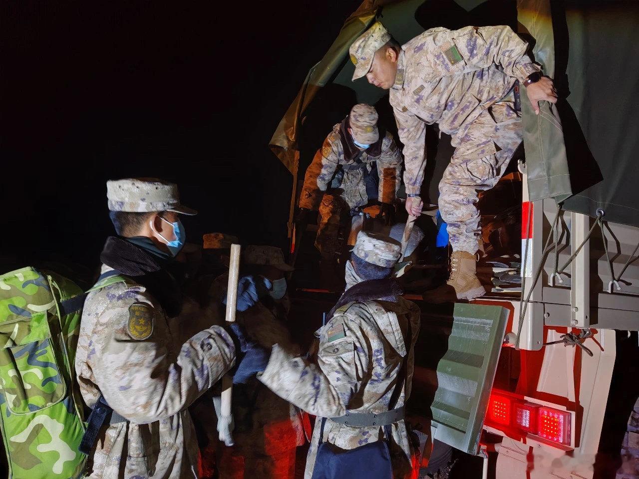 #西藏已发生余震413次#
地震发生后，人民子弟兵闻令而动，赶赴受灾村镇，这样的救援速度，任何国家都比不了。 ​