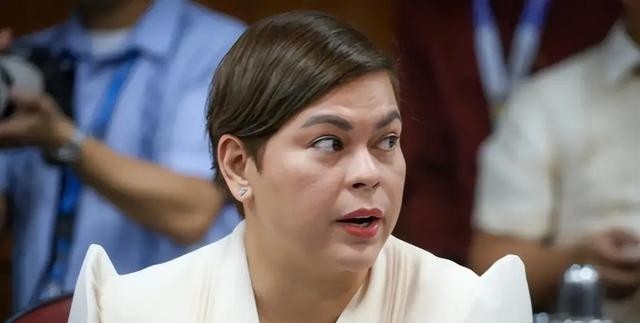 萨拉的弹劾大戏，居然以一个离谱的姿势收场了。菲律宾副总统萨拉的弹劾案闹腾了一年多，众议院高票通过、最高法院驳回上诉，眼看就要在参议院开审定生死，拉克森和卡耶塔诺这两个原本斗得红眼的两派核心人物，突然在台面上把手死死攥在了一起。
菲律宾政坛最近这出戏，已经不是普通的“宫斗剧”了。前一秒还在互相拆台，后