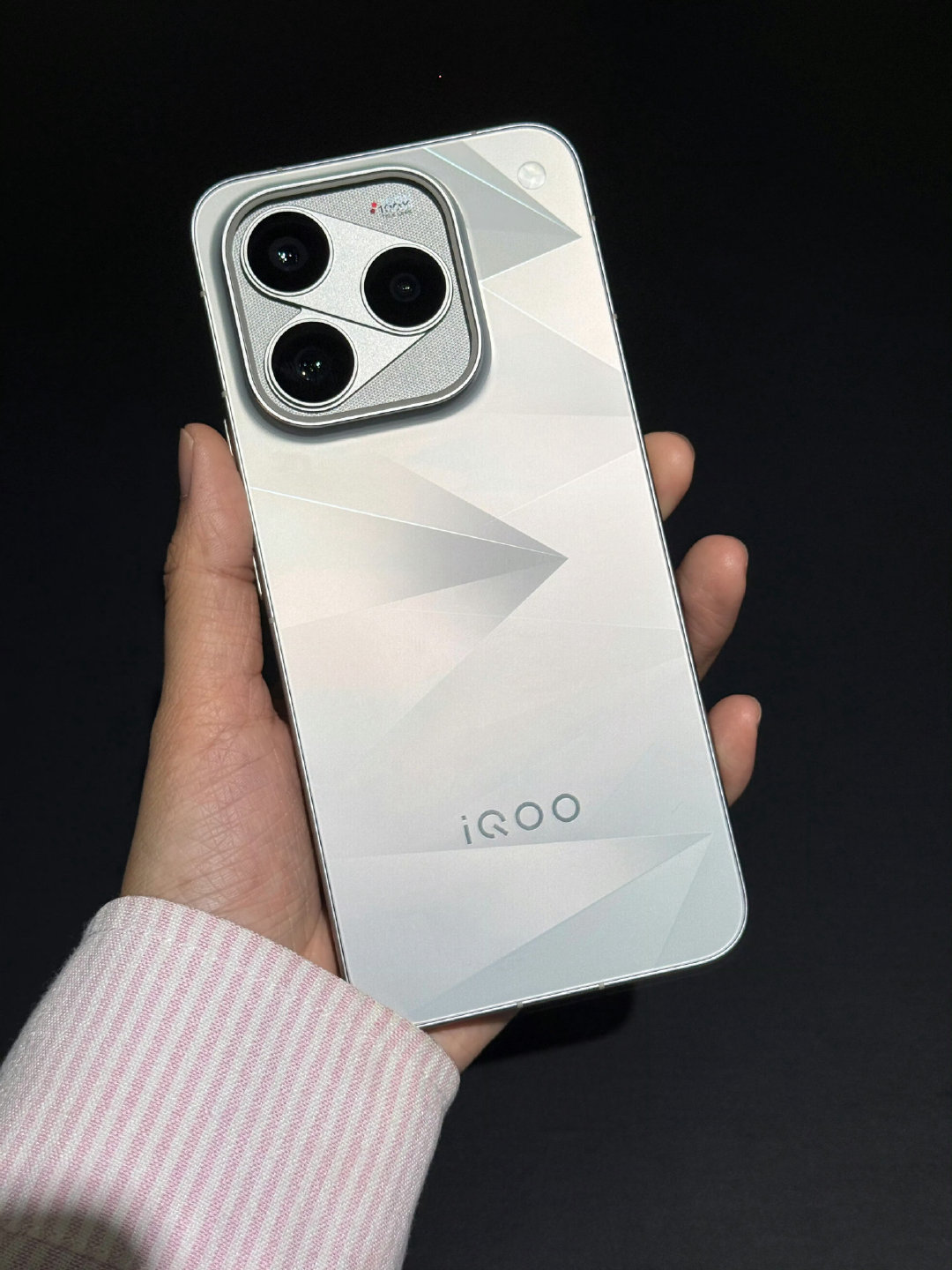 感觉iQOO 16是那种假期打游戏四五个小时不会累手的类型[馋嘴] ​
